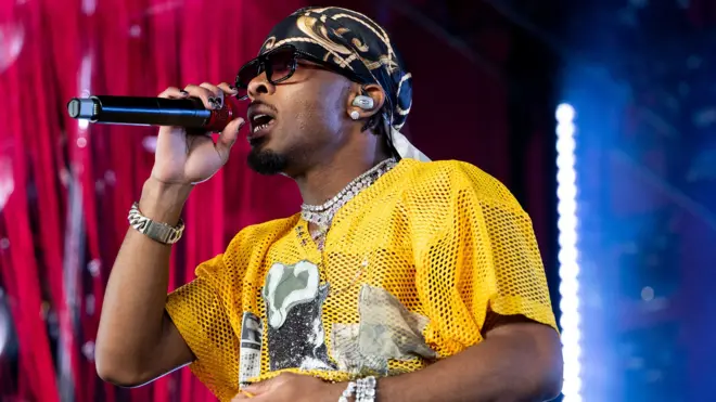 D4VD виступає у яскраво-жовтому одязі на фестивалі Coachella у 2026 році