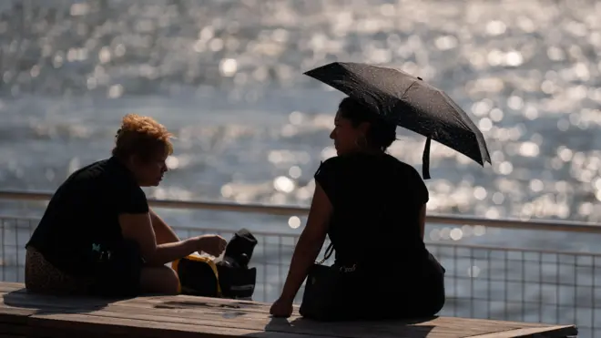 Awọn eeyan kan n gba atẹgun leti odo