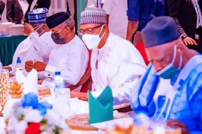 President Muhammadu Buhari and two oda pipo