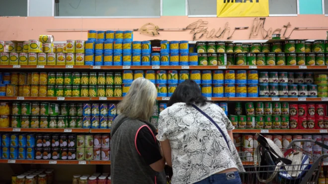 سيدتان تتسوقان مواد غذائية