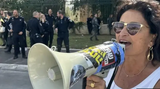 कातिया प्रदर्शन के दौरान