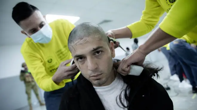 Persona le cortan el cabello en la cárcel. 