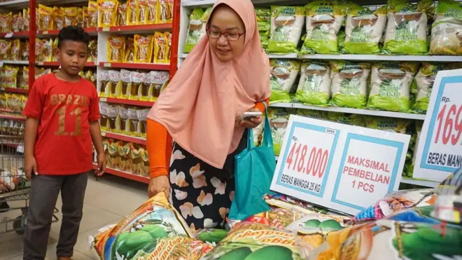 Warga membeli beras kemasan di salah satu supermarket Balikpapan, Kalimantan Timur, Senin (11/8/2025).