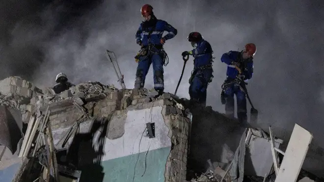 Рятувальники шукають людей серед завалів після нічного обстрілу Києва, 28 серпня 2025 року