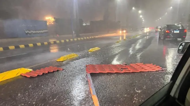سقوط لوحات الإعلانات بسبب شدة الرياح الناتجة عن عاصفة رعدية مصحوبة بسقوط كرات الثلج والأمطار الغزيزة 