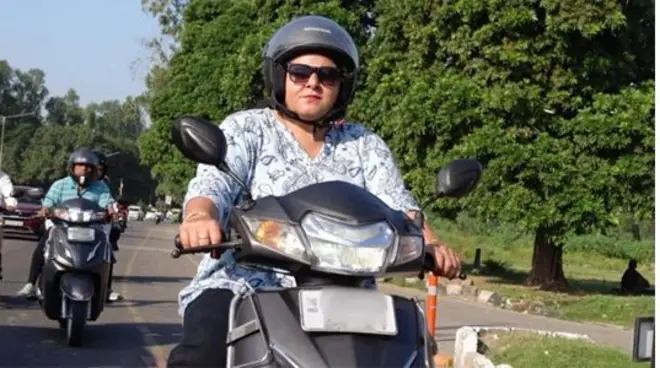 سکوٹر چلاتی خاتون