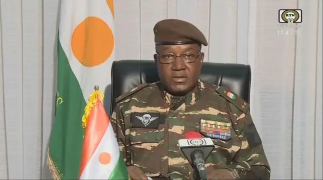 Cette capture d'écran vidéo obtenue par l'AFP auprès d'ORTN - Télé Sahel le 28 juillet 2023 montre le général Abdourahamane Tiani, nouvel homme fort du Niger, s'exprimant à la télévision nationale et lisant une déclaration en tant que "Président du Conseil national pour la sauvegarde de la patrie", après la destitution du président élu Mohamed Bazoum.