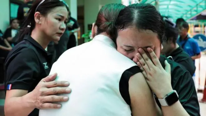 una mujer abraza a otra mientras llora tras un tiroteo en una escuela de tailandia 
