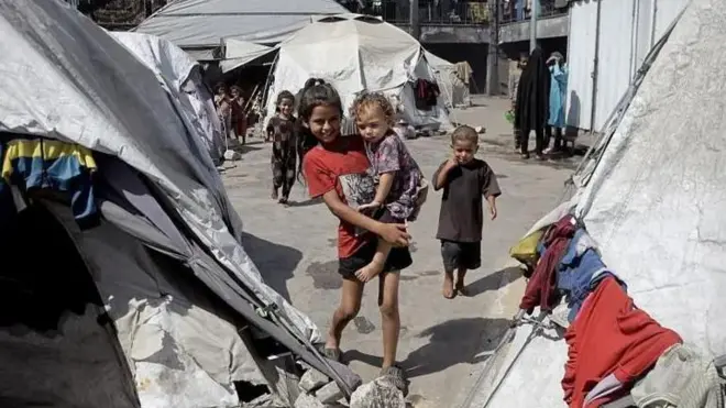 چند چادر آوارگان و کودکانی که در تصویر دیده می‌شوند