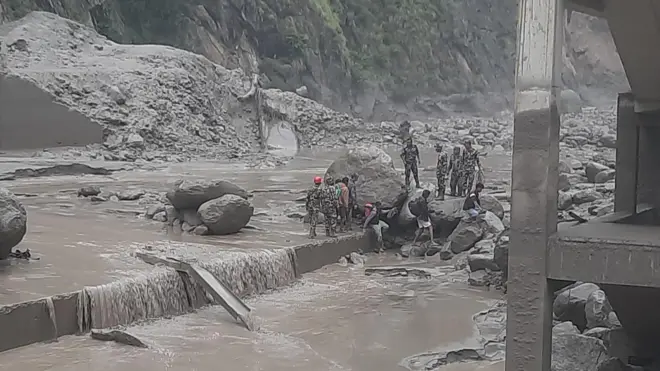 रसुवामा बाढी गएपछि उद्धारमा खटेको नेपाली सेनाको टोली