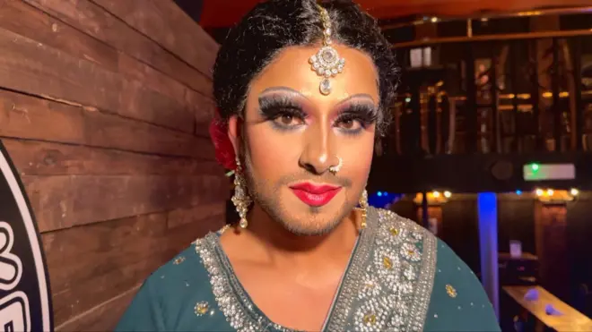 'මම හැදී වැඩුණේ ඉතාම සාම්ප්‍රදායික පවුලක': බ්‍රිතාන්‍ය ආසියානු නිරූපණ රැජින ලේඩි බුෂ්රා