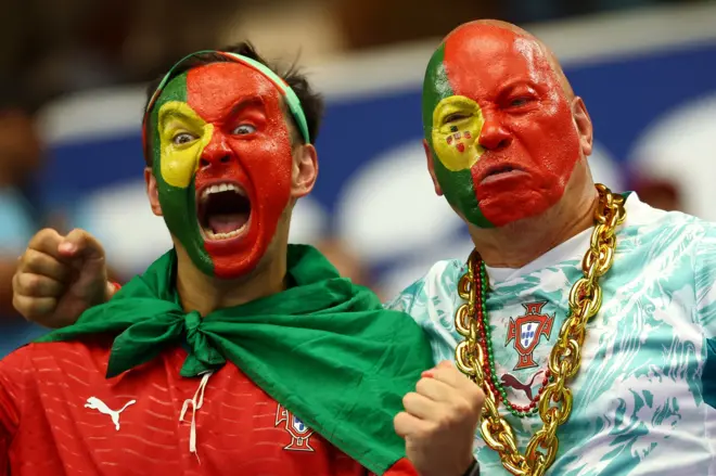 مشجعان لمنتخب البرتغال قبل المواجهة أمام إسبانيا