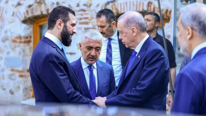 Şara ve Erdoğan uzaktan el sıkışırken