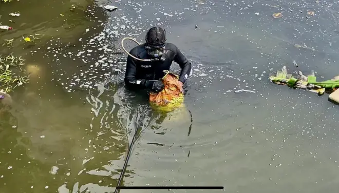 সঞ্জীবা গার্ডেনের কাছে ভাঙড় খাল থেকে মঙ্গলবার কিছু তুলে আনছেন ডুবুরিরা