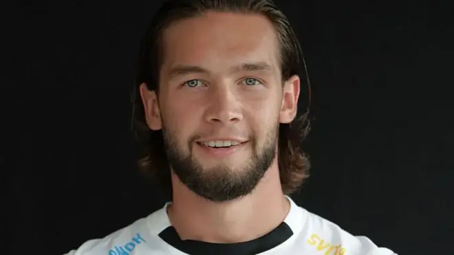 Данило Колесник - він має волосся до плечей і коротку бороду