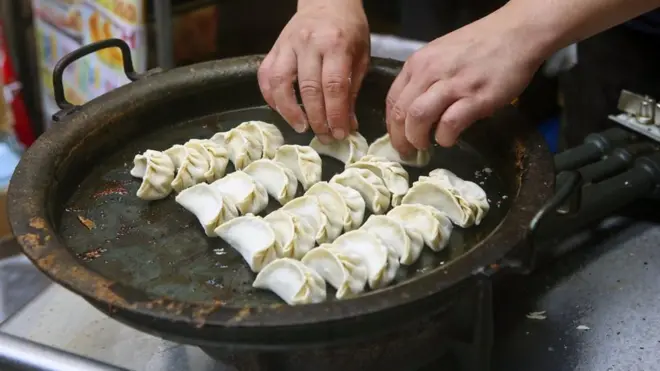 鉄なべに並べられた餃子