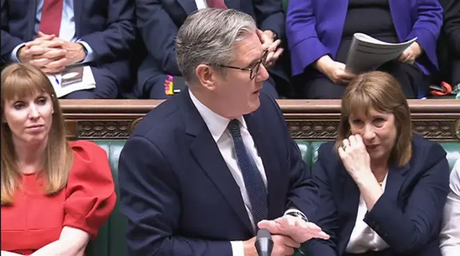 スターマー英首相が話している後ろに座っているリーヴス財務相が涙をぬぐっている
