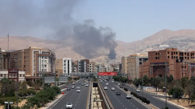 دود در نقطه‌ای از شهر بلند شده