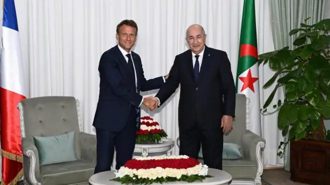 الرئيس الفرنسي، إيمانويل ماكرون، في زيارة للجزائر قبل توتر العلاقات بين البلدين