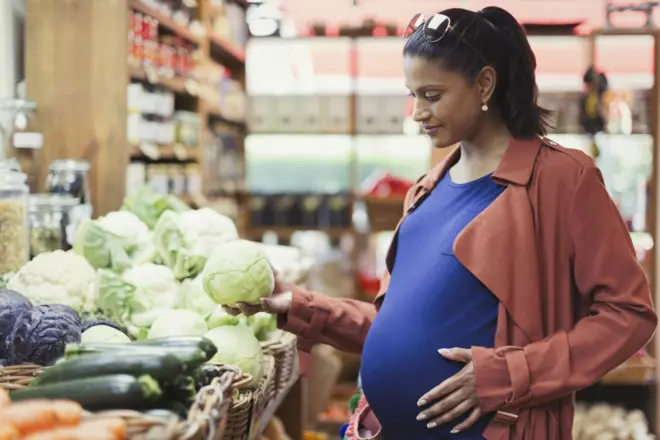 femme enceinte qui achète à manger