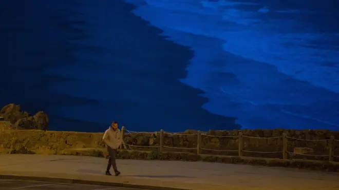 Хвилі на морі в Каліфорнії