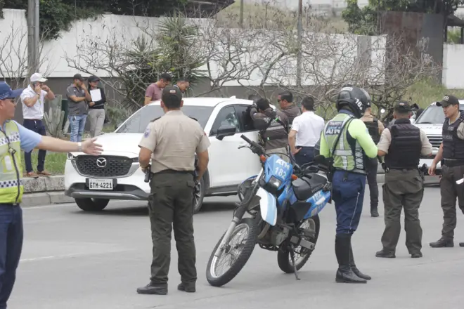 Policiais ao redorcodigo promocional galera bet 50 reaiscarro atingido na janela