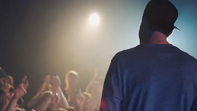 مشهور أو مغني يقف أمام جمهور