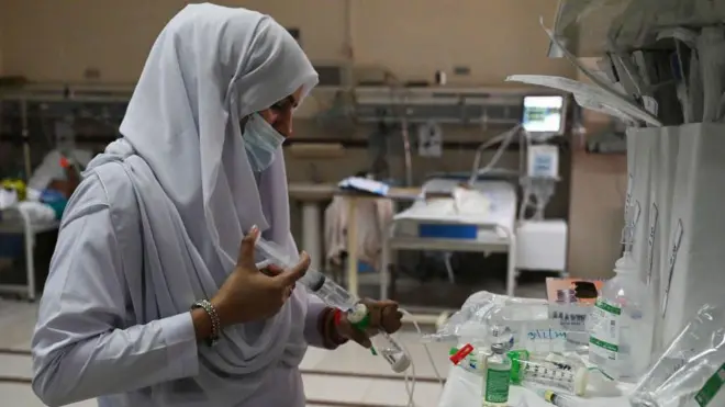 ایک نرس اپنا کام کر رہی ہیں