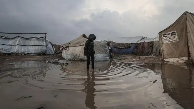 يعاني الفلسطينيون من الفيضانات التي غمرت مخيم البريج للاجئين في مدينة غزة، بعد هطول أمطار غزيرة في ١١ ديسمبر/كانون الأول ٢٠٢٥. وتتفاقم أوضاع النازحين الذين دُمرت منازلهم في الهجمات الإسرائيلية، حيث يواصلون معاناتهم ليس فقط من ويلات الصراع، بل أيضاً من تدهور الأحوال الجوية. 