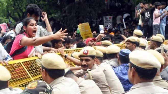 దిల్లీ, కాక్రోచ్ జనతా పార్టీ