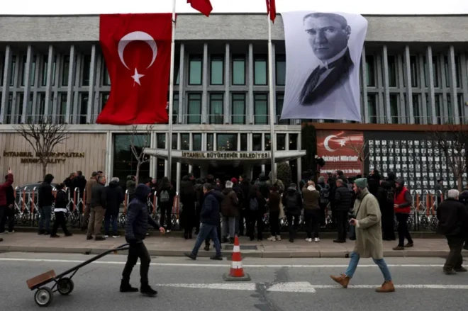 İBB Binasının önü