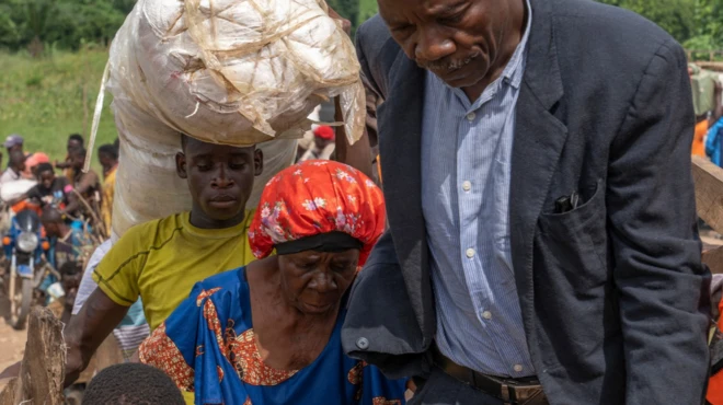 Imodokari zunguruza abantu n’ibintu, ziva Uvira zija mu muji wa Bujumbura, umugwa mukuru w’ubutunzi w’Uburundi, ku ntango y’ikiyaga Tanganyika, zica zihagarara ku nkombe z’amazi, izindi zigaca zihagarara hakurya.