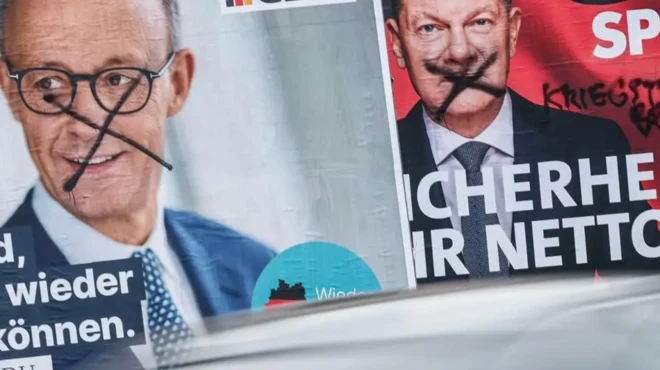 دو بنر انتخاباتی که سمت چپ تصویر، متعلق به فریدریش مرتس است که روی آن علامت ضربدر خورده، تصویر کنار هم یک علامت ضربدر خورده