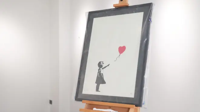 رسم لفتاة صغيرة بالحبر الأسود: تمد ذراعها، ويبدو أنها أطلقت بالوناً أحمر معلقاً بخيط، يطير في الهواء.
