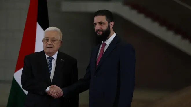 الرئيس الفلسطيني محمود عباس مع رئيس المرحلة الانتقالية في سوريا أحمد الشرع