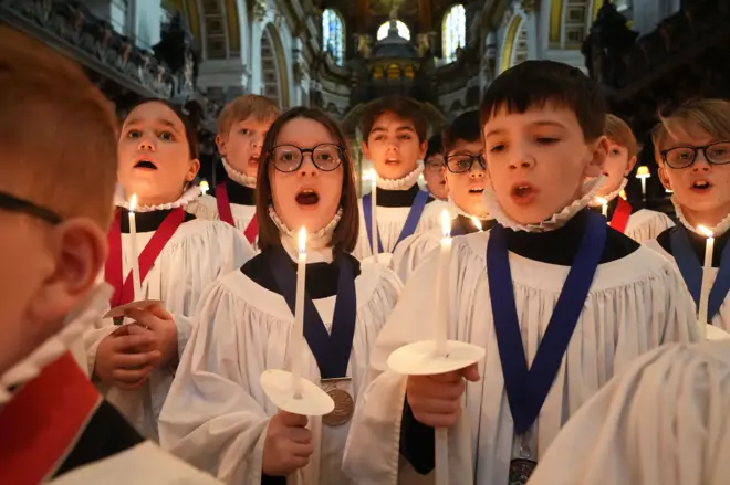 یک گروه کر مختلط برای اولین بار در تاریخ ۹۰۰ ساله کلیسای جامع سنت پل لندن در مراسم کریسمس، دسامبر ۲۰۲۴