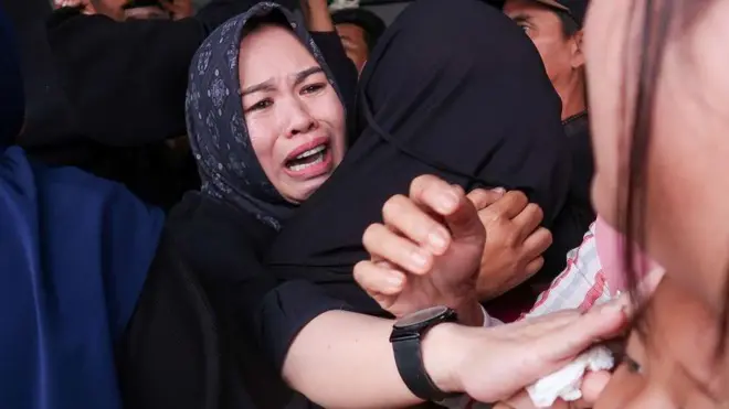 Keluarga menangis setelah mendengar saudaranya selamat dari tenggelamnya KMP Tunu Pratama Jaya di posko pengaduan di Pelabuhan Ketapang, Banyuwangi, Jawa Timur, Kamis (03/07).