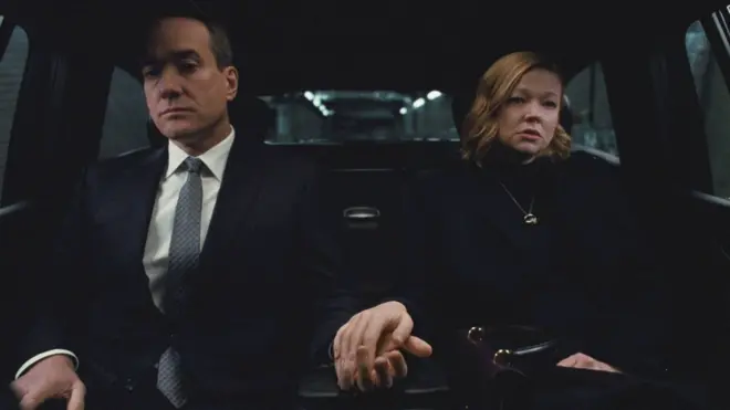 Cena da série 'Succession', em que atores Sarah Snook e Matthew Macfadyen dão as mãos