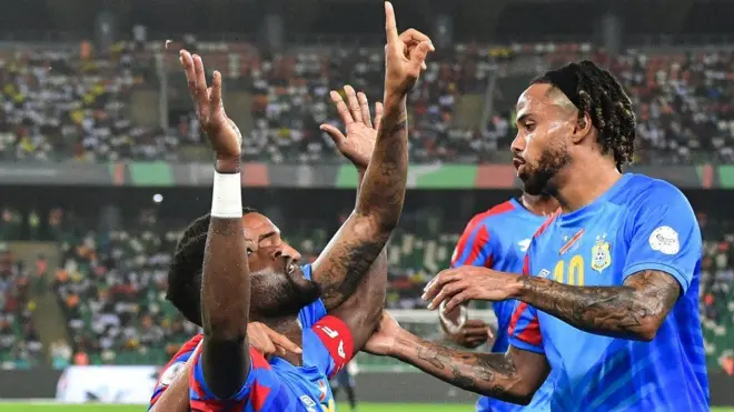 Chancel Mbemba, capitaine de la RD Congo, regarde vers le ciel