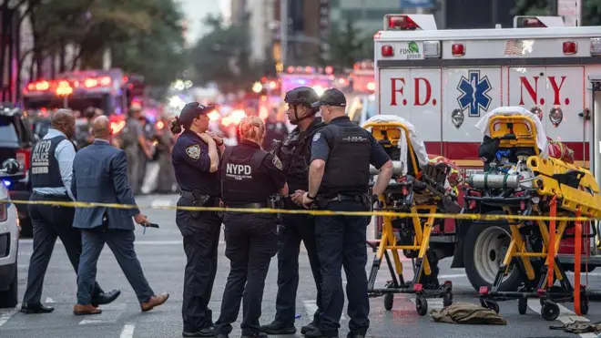 총격 사건 후 '345 파크 애비뉴' 밖에 서 있는 경찰들의 모습