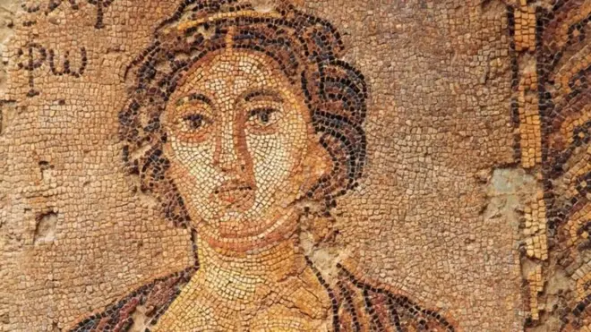 Fragmento de mosaico que representa Safo