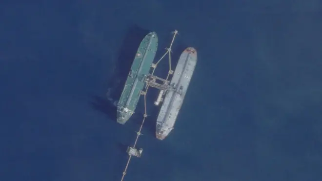 Fotografía satelital del petrolero Skipper transfiriendo crudo a otro buque en el océano.