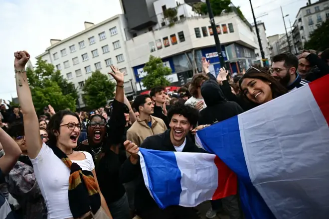 Celebración en París por los resultados.