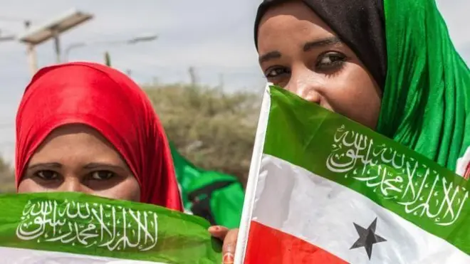 دو دختر محبه با پرچم سومالی لند