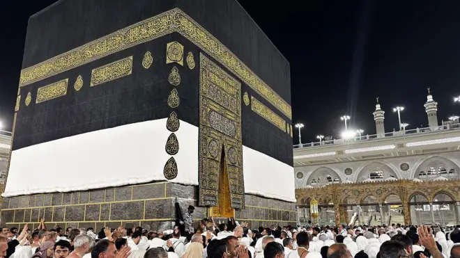Awọn olujọsin nidi okuta Kaaba nilu Mecca.