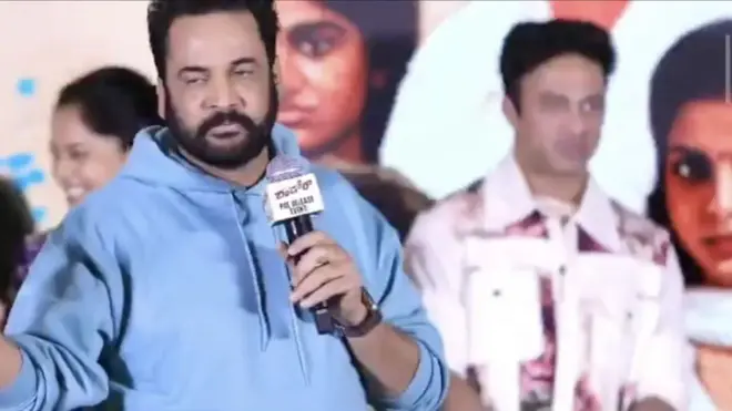 దండోరా సినిమా ప్రీరిలీజ్ ఈవెంట్‌లో మాట్లాడుతున్న సినీనటుడు శివాజీ