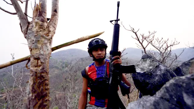 Prajurit muda, Nam Ree, mengenakan kaos Barcelona FC dan cat kuku warna biru. Ia berusia 22 tahun.