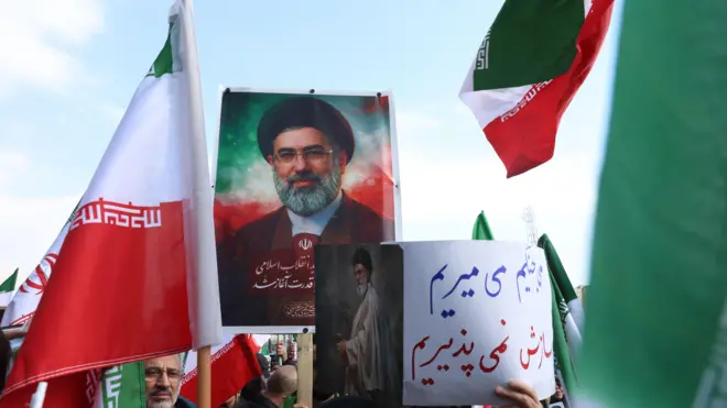 تجمع الإيرانيون في ساحة انقلاب لإظهار دعمهم للمرشد الأعلى الجديد آية الله مجتبى خامنئي في طهران، إيران، في 9 مارس/ آذار 2026