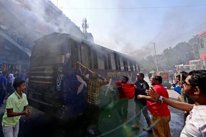 বাসে আগুন দেয়ার পর নেভানোর চেষ্টা