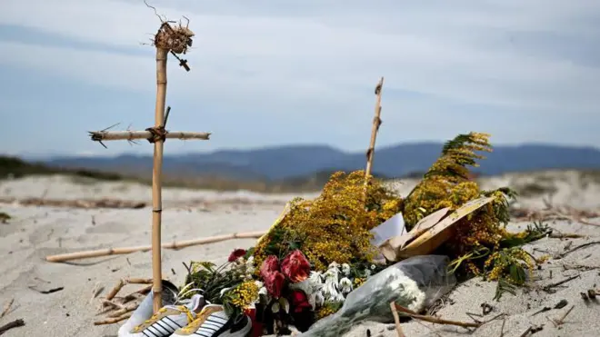 Cutro sahilinde, ölenleri anmak amacıyla sembolik bir mezar yeri yapıldı